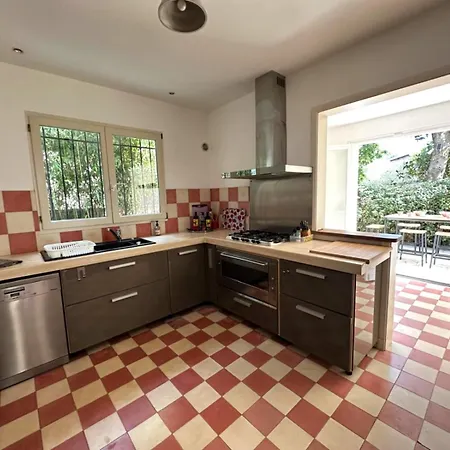 Magnifique Familiale Avec Jardin, Parking Prive, Proche Plages, Commerces, Gare, Jusqu'a 12 Pers Villa