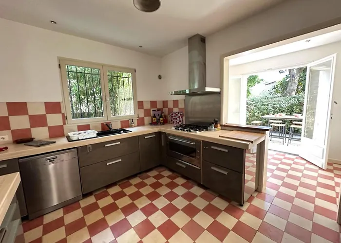Magnifique Familiale Avec Jardin, Parking Prive, Proche Plages, Commerces, Gare, Jusqu'a 12 Pers Вилла